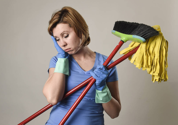 palvelu nainen pesu kumihanskat kuljettaa puhdistus luuta m
 - Valokuva, kuva