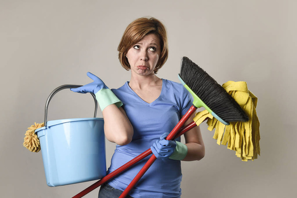 palvelu nainen pesu kumihanskat kuljettaa puhdistus ämpäri
  - Valokuva, kuva