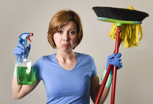dona de casa na lavagem luvas de borracha carregando spray de limpeza bottl
 - Foto, Imagem