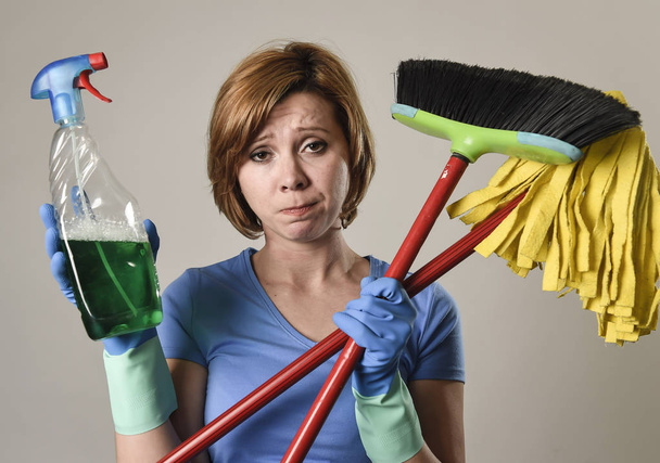 dona de casa na lavagem luvas de borracha carregando limpeza vassoura garrafa spray e esfregona
 - Foto, Imagem