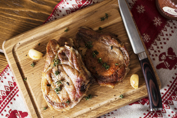 Domuz biftek sarımsak ve kekik ile - Fotoğraf, Görsel