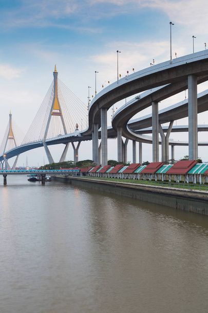 Двойной подвесной мост со стороны реки соединяется с автомагистралью
 - Фото, изображение