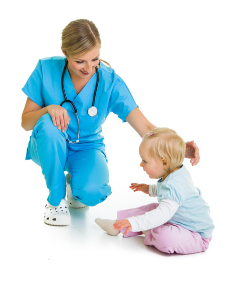 arts met een peuter kind geïsoleerd op wit - Foto, afbeelding