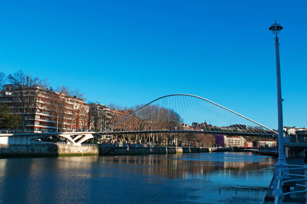 Paesi Baschi, Spagna: lo skyline di Bilbao e il fiume Nervion con vista sullo Zubizuri, il ponte bianco o il Ponte di Campo Volantin di Santiago Calatrava
 - Foto, immagini