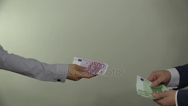 Dinheiro em euros pago por serviços. 4K
 - Filmagem, Vídeo