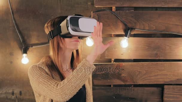 Mujer joven usando gafas de realidad virtual - Imágenes, Vídeo