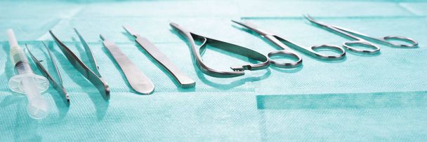 Комплект хирургических инструментов на марле
 - Фото, изображение