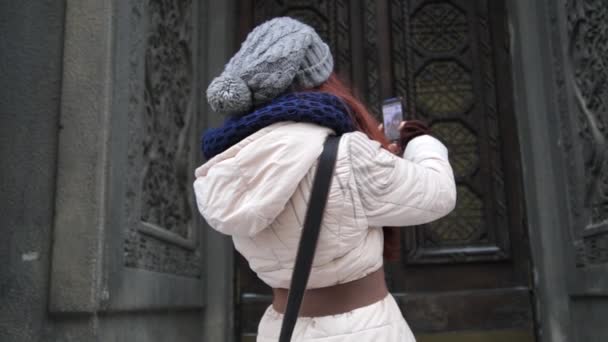 Προσωπογραφία γυναίκας όμορφα τουριστικά χαρούμενη κρατώντας ένα smartphone και λήψη selfie του εαυτού της, ενώ στις διακοπές, πνέει τα φιλιά και κουνώντας, δικτύωση. - Πλάνα, βίντεο