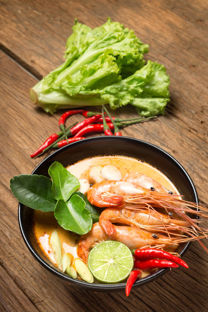 Tom Yum Goong sopa picante con ingrediente tradicional cocina tailandesa en Tailandia sobre fondo de madera
 - Foto, Imagen
