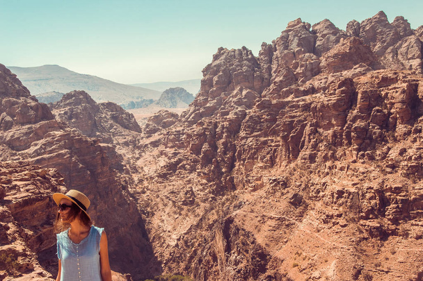 Hipster-Mädchen genießen Urlaub und Reise nach Jordanien. herrliche Aussicht von Petra. negativer Raum für Text. Tourismusbranche. Aktiver Lebensstil. Reisekonzept. Frau im Nahen Osten erkundet die Welt - Foto, Bild