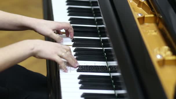 Τα δάχτυλα στο πληκτρολόγιο πιάνο - Πλάνα, βίντεο