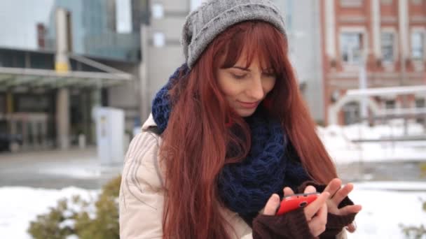 Krásná zázvor rusovláskou aplikací technologie smart phone v ulicích města, městský životní styl šťastný - Záběry, video