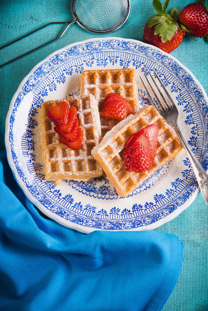 Fresh waffles with strawberries - Φωτογραφία, εικόνα