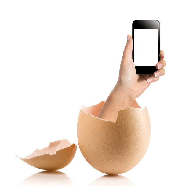 Рука з розбитим яйцем ізольовано на білому фоні
 - Фото, зображення