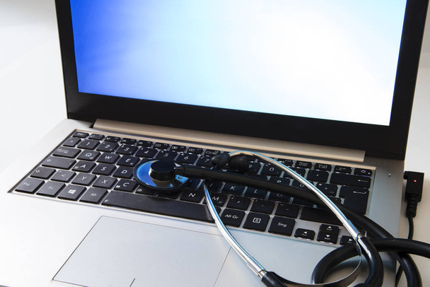 Computerschutz, Stethoskop auf der Tastatur eines Business-Office-Laptops, Antivirus-Reparaturservice-Konzept - Foto, Bild