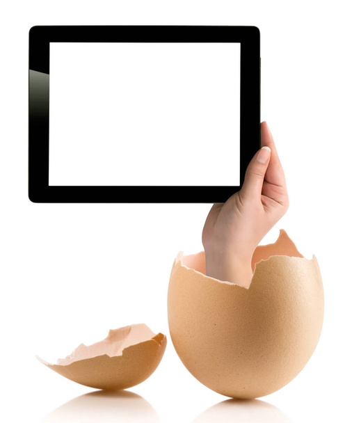 Рука з розбитим яйцем ізольовано на білому фоні
 - Фото, зображення