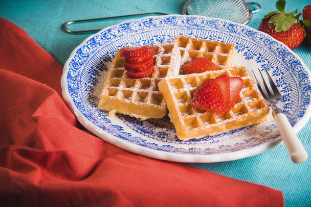 Fresh waffles with strawberries - Foto, afbeelding