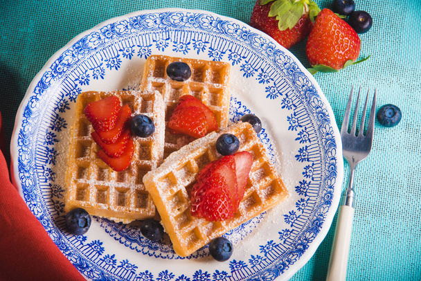 Fresh waffles with strawberries - Foto, afbeelding
