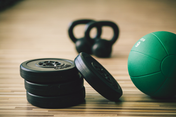 medicine ball fitness achtergrond en gewichten - Foto, afbeelding