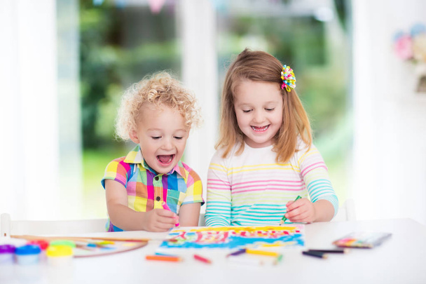 Los niños pintan y dibujan en casa
 - Foto, imagen