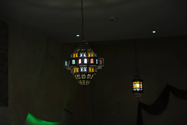Buntglaslampe an der Decke - Foto, Bild