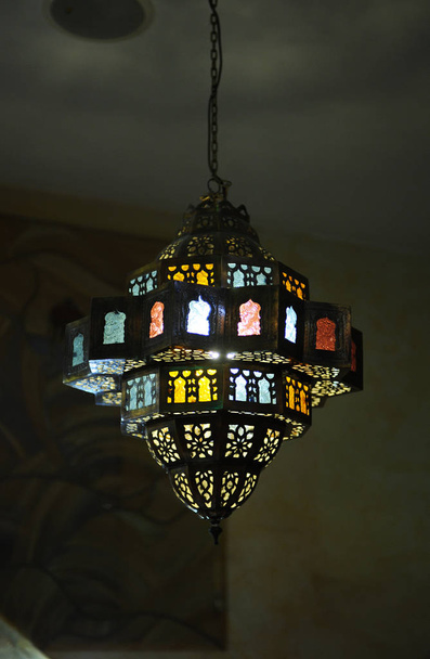 Lámpara de vidrio manchado en el techo
 - Foto, imagen