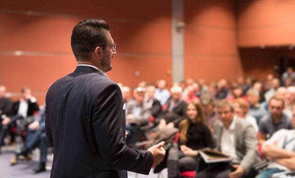 Ponente dando charla en evento conferencia de negocios
. - Foto, Imagen