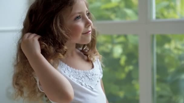 Beautiful little girl smiling close-up - Filmagem, Vídeo