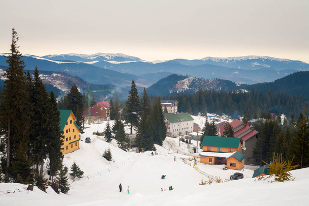 ośrodek narciarski w górach - Zdjęcie, obraz
