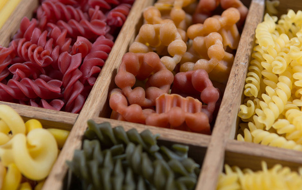 Variété de types, couleurs et formes de pâtes italiennes. Pâtes sèches
  - Photo, image