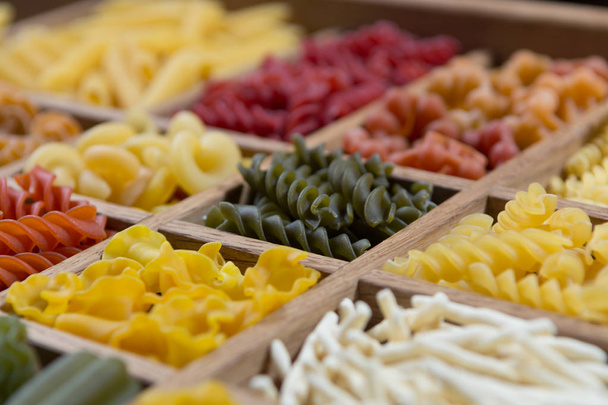 Variedad de tipos, colores y formas de pasta italiana. Pastas secas
  - Foto, Imagen