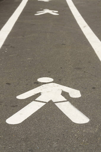 Пешеходный тротуар вывеска окрашена в белый цвет на бетонном пути
 - Фото, изображение