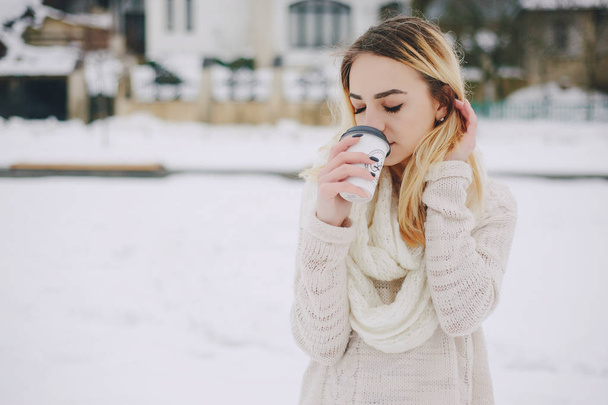 beautiful girl on winter walk - Valokuva, kuva
