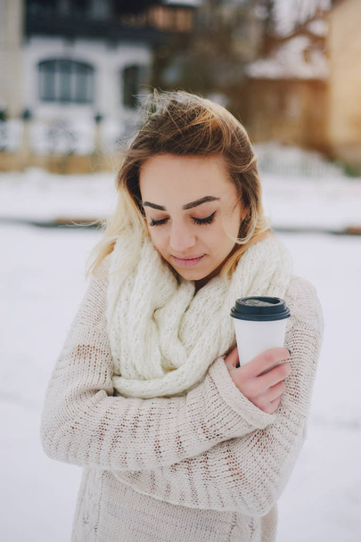 hermosa chica en invierno a pie
 - Foto, imagen