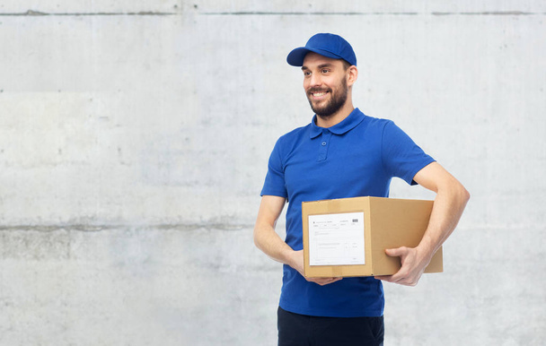 happy delivery man with parcel box - Foto, imagen