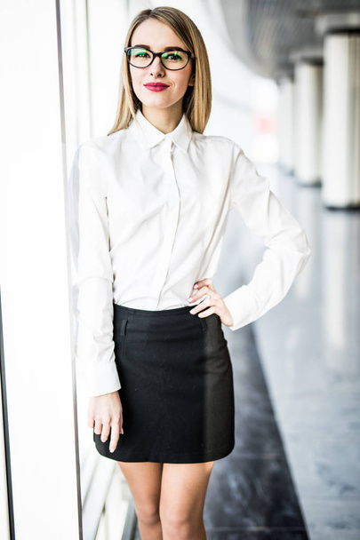 Portrait of business woman in office. - Valokuva, kuva