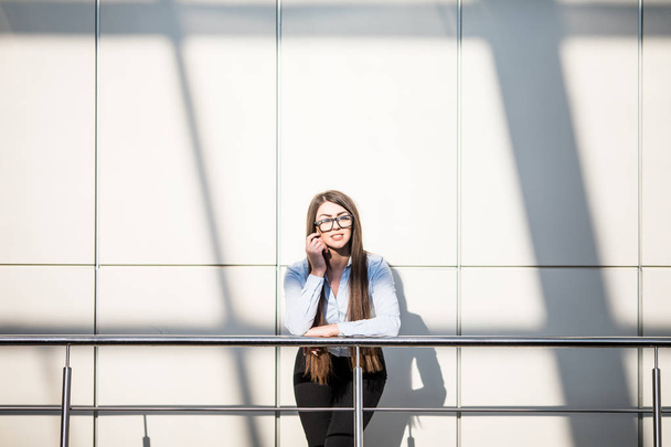 mujer de negocios en edificio de oficinas moderno - Foto, Imagen