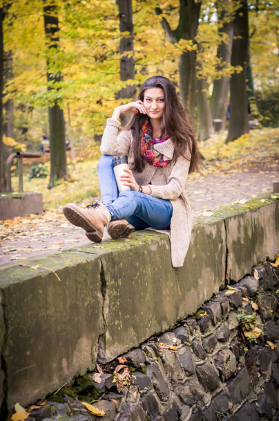 menina sentada na pedra
 - Foto, Imagem