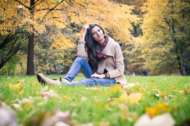 dziewczyna siedzi na trawie - Zdjęcie, obraz