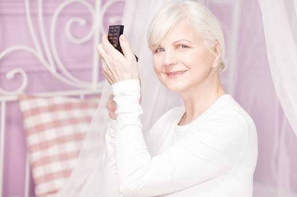 Senior lady doing makeup. - Foto, afbeelding