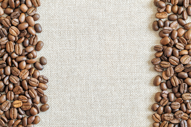 Lona de pano de serapilheira e grãos de café colocados redondo foto de volta
 - Foto, Imagem