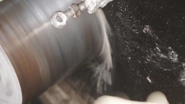 Průmyslové kotoučové přejít boreing betonu v špinavé příkop. Voda vylévá - Záběry, video