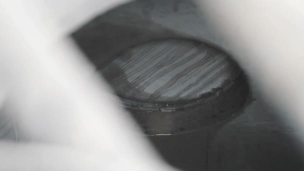 Průmyslové kruhový vrták boreing beton, pohled z uvnitř. Voda vylévá - Záběry, video