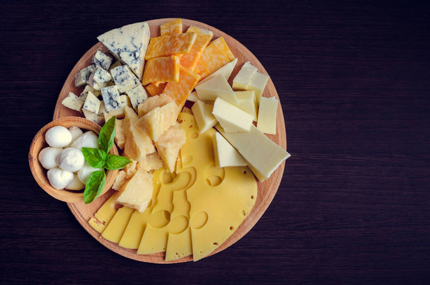 Saboroso aperitivo. Prato de queijo
. - Foto, Imagem