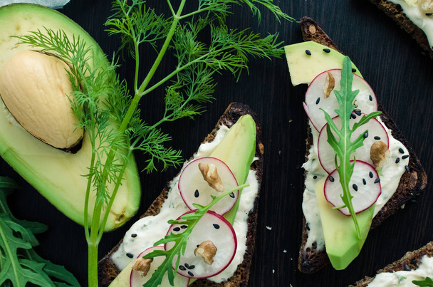 Бутерброди житнього хліба з авокадо та козячим сиром
 - Фото, зображення