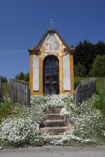 dorp kapel in zomer platteland tegen blauwe hemel, pohorje, Slovenië - Foto, afbeelding