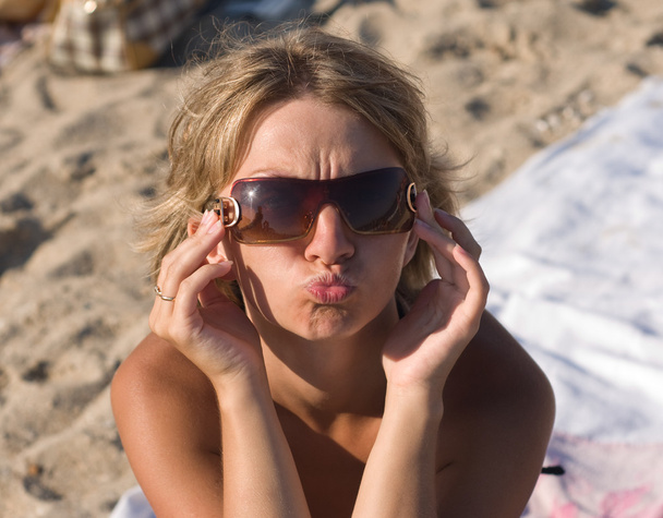 meisje op het strand met sunglases - Foto, afbeelding
