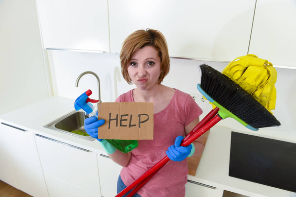 женщина на домашней кухне в перчатках с уборкой метлы и швабры просит о помощи
 - Фото, изображение
