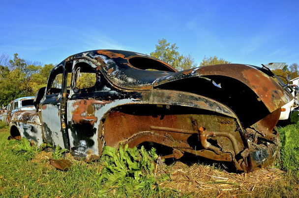 Παλιά σκουριά καλύπτονται καρέ ενός αυτοκινήτου - Φωτογραφία, εικόνα