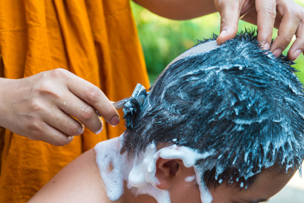 Afeitarse el cabello a un monje budista
. - Foto, Imagen